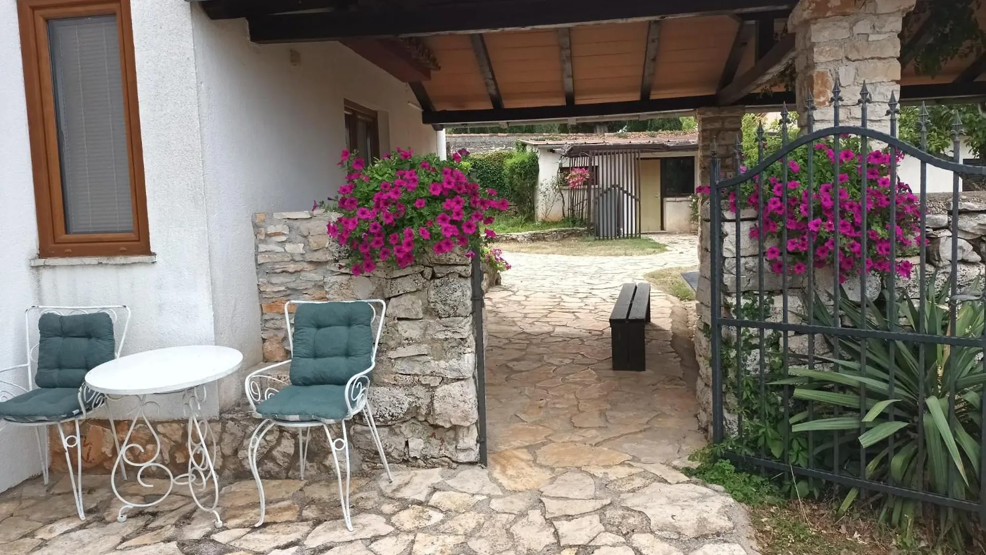 Apartahotel Beautiful Apartment For Two With A Pool Rovinjsko Selo